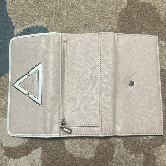 Guess Light Pink/ Tan/ Beige Wallet in Great Condition - Picture 5 of 6
